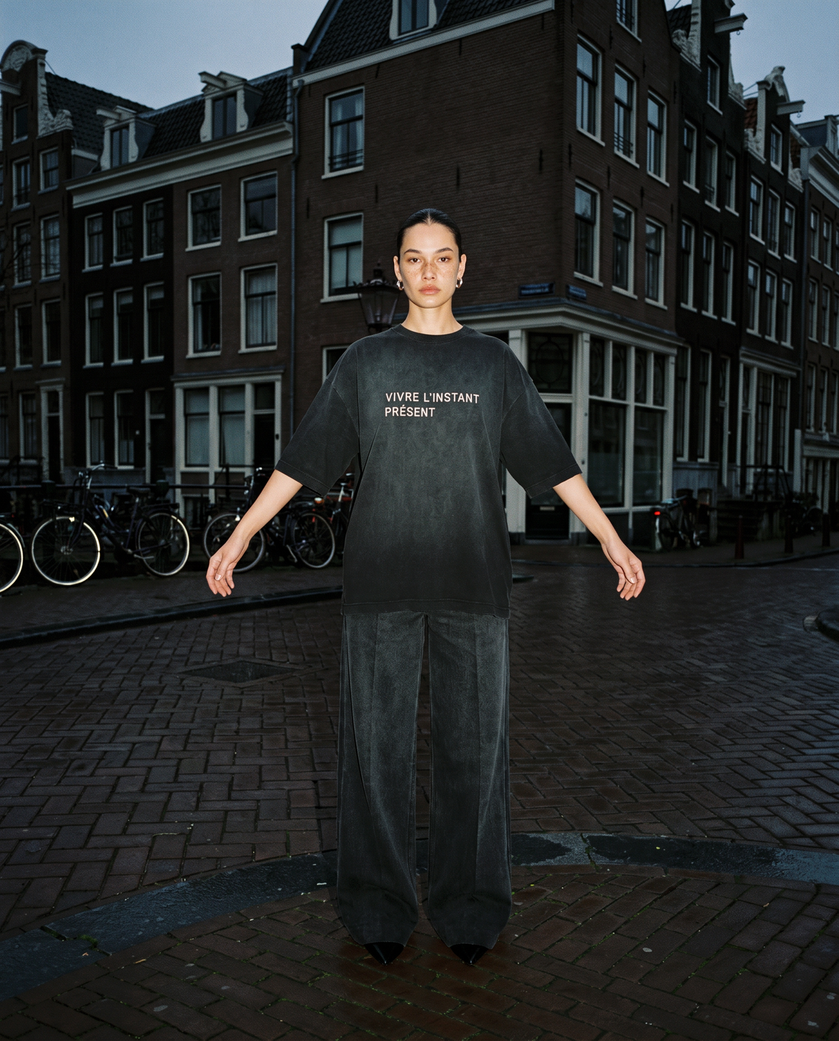 Vivre L'Instant Présent Tee — Washed Black
